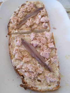 Una foto de Tostadas queso y Olivada con atún y anchoas