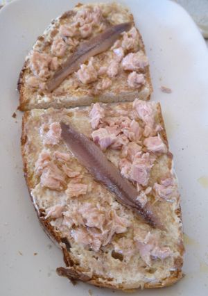 Una foto de Tostadas queso y Olivada con atún y anchoas