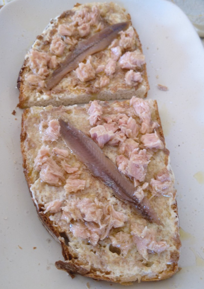 Una foto de Tostadas queso y Olivada con atún y anchoas