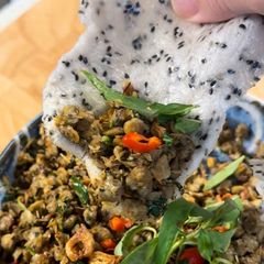 A picture of Vietnamese Baby Clams w/ Rice Crackers| Hến Xúc Bánh Đa.
