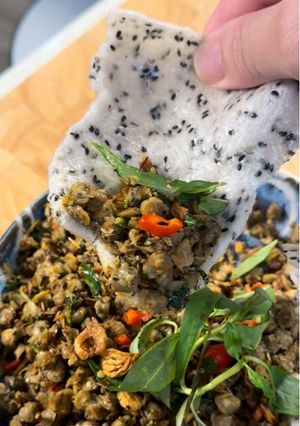 A picture of Vietnamese Baby Clams w/ Rice Crackers| Hến Xúc Bánh Đa.