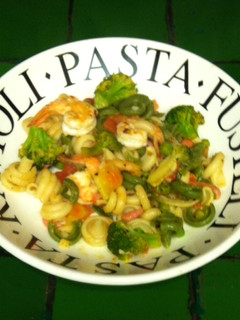 Una foto de Pasta primavera con camarones