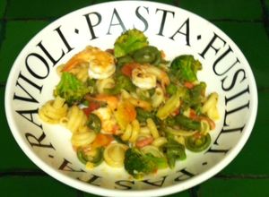 Una foto de Pasta primavera con camarones