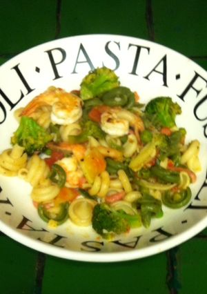 Una foto de Pasta primavera con camarones