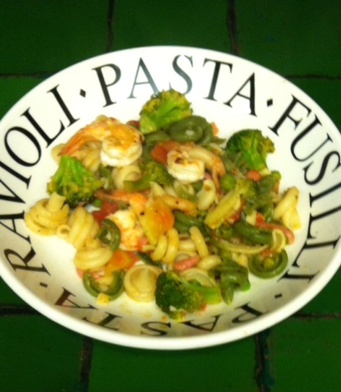 Una foto de Pasta primavera con camarones