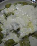 Ravioles de masa de espinaca (comprados) con salsa fácil de queso