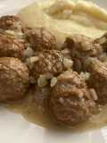 Albóndigas mini, en salsa de cebolla al vino, con puré casero de patatas