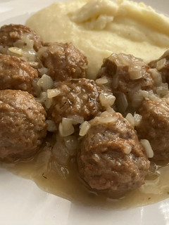 Una foto de Albóndigas mini, en salsa de cebolla al vino, con puré casero de patatas