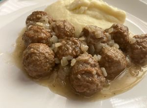 Una foto de Albóndigas mini, en salsa de cebolla al vino, con puré casero de patatas