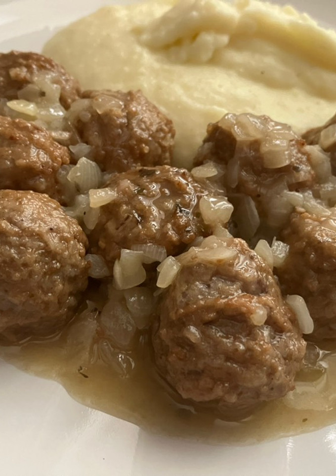 Una foto de Albóndigas mini, en salsa de cebolla al vino, con puré casero de patatas