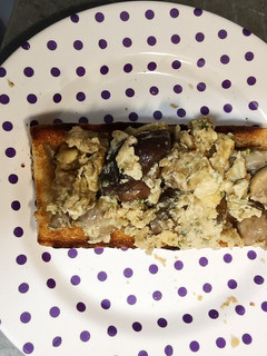 Una foto de Tosta de revuelto de setas