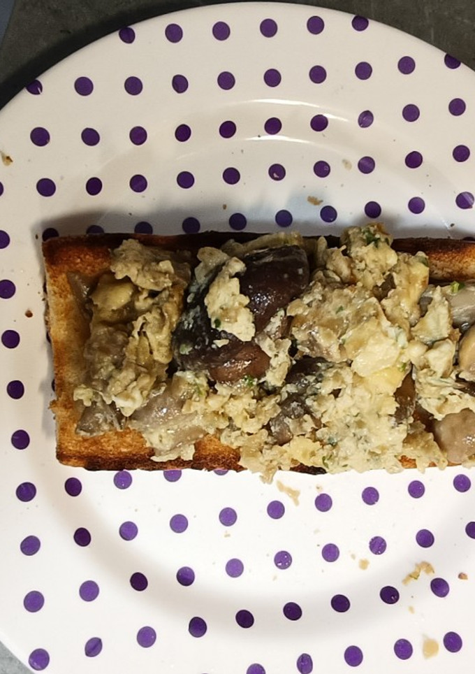 Una foto de Tosta de revuelto de setas