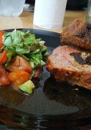 Una foto de Cuadril relleno con tomates secos, albahaca y hongos chilenos