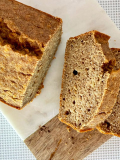 Una foto de Budín de banana y coco 🍌 🥥 sin gluten, sin azúcar y sin grasas