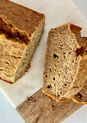 Una foto de Budín de banana y coco 🍌 🥥 sin gluten, sin azúcar y sin grasas