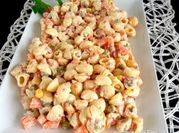 Una foto de ensalada de coditos con pimiento