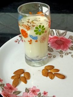 बटरस्कॉच बदाम थंडाई (butterscotch badam thandai recipe in marathi) रेसिपी चे मुख्य फोटो