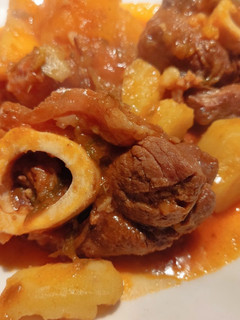 Una foto de Osobuco con papas y boniatos