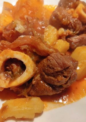 Una foto de Osobuco con papas y boniatos