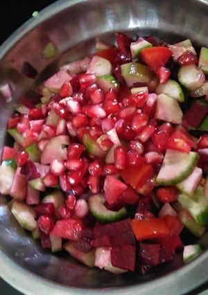 ફ્રુટ એન્ડ વેજીટેબલ સલાડ (Fruit Vegetable Salad Recipe In Gujarati) રેસીપી મુખ્ય ફોટો