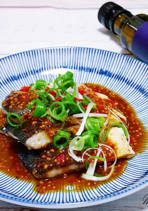 香煎魚排佐芥末籽榛果油醋醬 的食譜成品照片