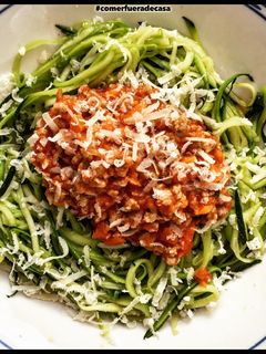 Una foto de Spaguetti de calabacín a la bolognesa