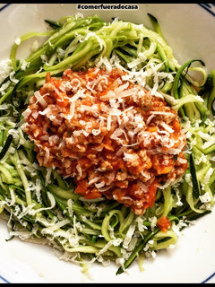 Una foto de Spaguetti de calabacín a la bolognesa