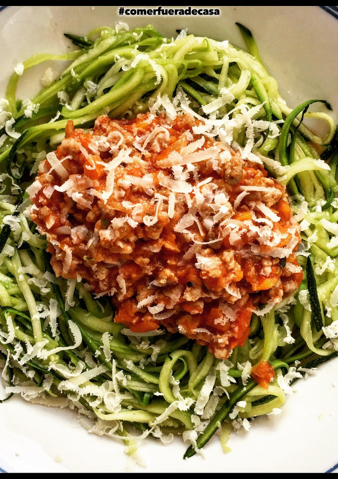 Una foto de Spaguetti de calabacín a la bolognesa