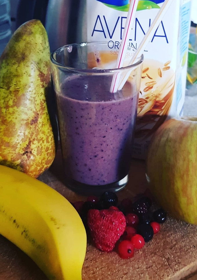 Una foto de Smoothie con frutas y leche de avena