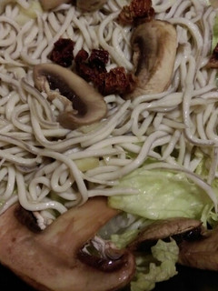 Una foto de Ensalada de gulas y champiñones