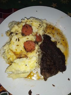 Una foto de Carne al horno con puré natural