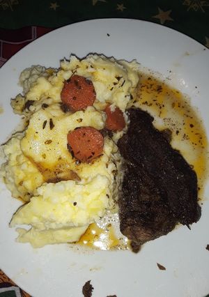 Una foto de Carne al horno con puré natural