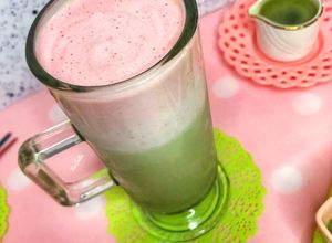 صورة لوصفة ماتشا لاتيه بالفراولة 🍵🍓