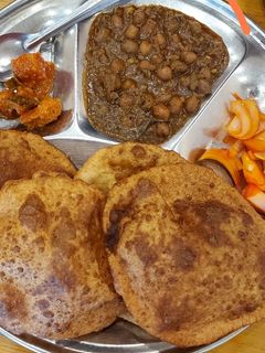 छोले पूड़ी(chole puri recipe in hindi) रेसिपी मुख्य फोटो