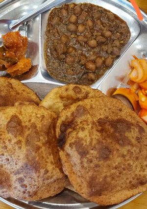 छोले पूड़ी(chole puri recipe in hindi) रेसिपी मुख्य फोटो