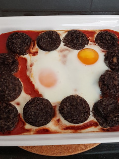 Una foto de Morcilla con tomate y huevos al horno