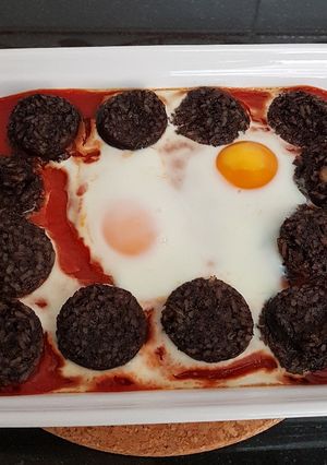 Una foto de Morcilla con tomate y huevos al horno