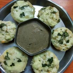 A picture of Cheesy rawa idli.