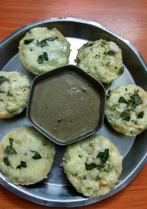 A picture of Cheesy rawa idli.