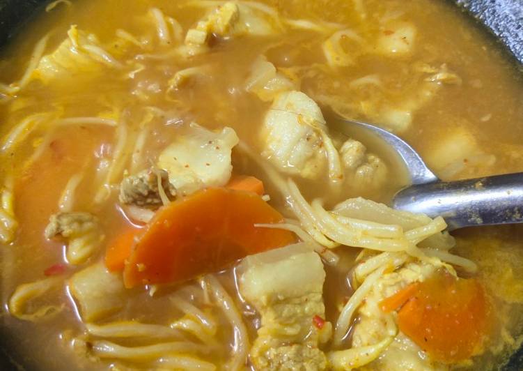 แกงส้มหมูสามชั้นใส่ถั่วงอกและแครอท