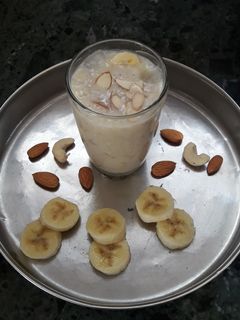 બનાના સ્મુધી (Banana Smoothie Recipe In Gujarati) રેસીપી મુખ્ય ફોટો