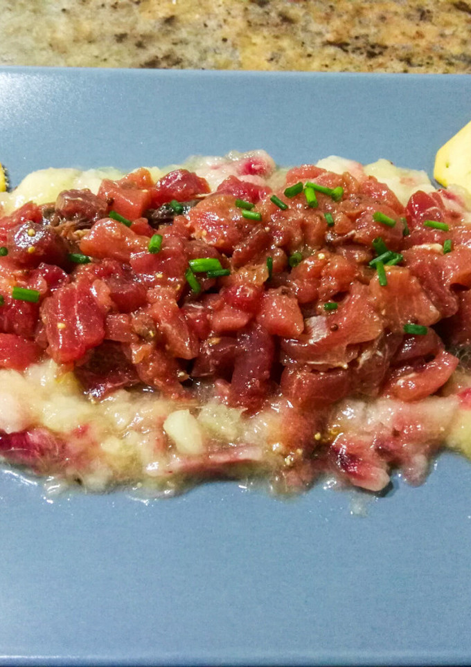 Una foto de Tartar de atún con paraguayos y toque de wasabi