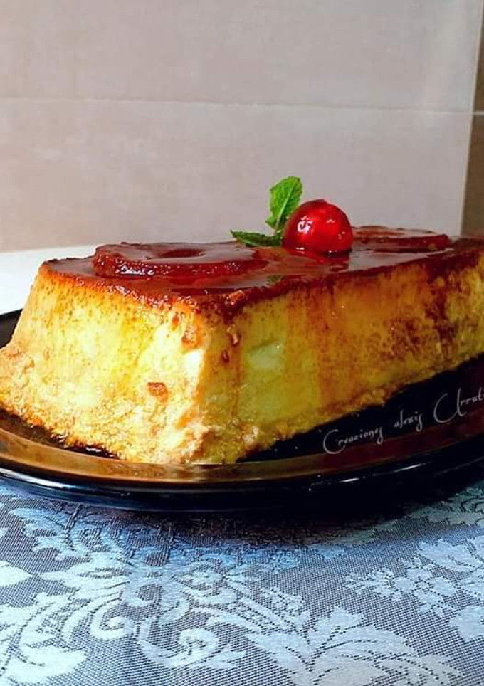 Una foto de Flan de huevos y queso con piña escarchada y Canela