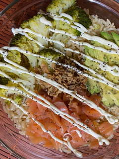 Una foto de Poke de Salmón con Algas Nori