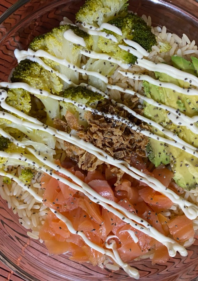 Una foto de Poke de Salmón con Algas Nori