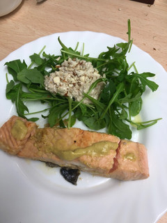 Una foto de 249. Lomos de salmón y ensalada de salsa de requesón (principal pescado)