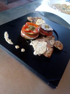 Una foto de Cerdo con salsa de mostaza acompañado con Ratatouille