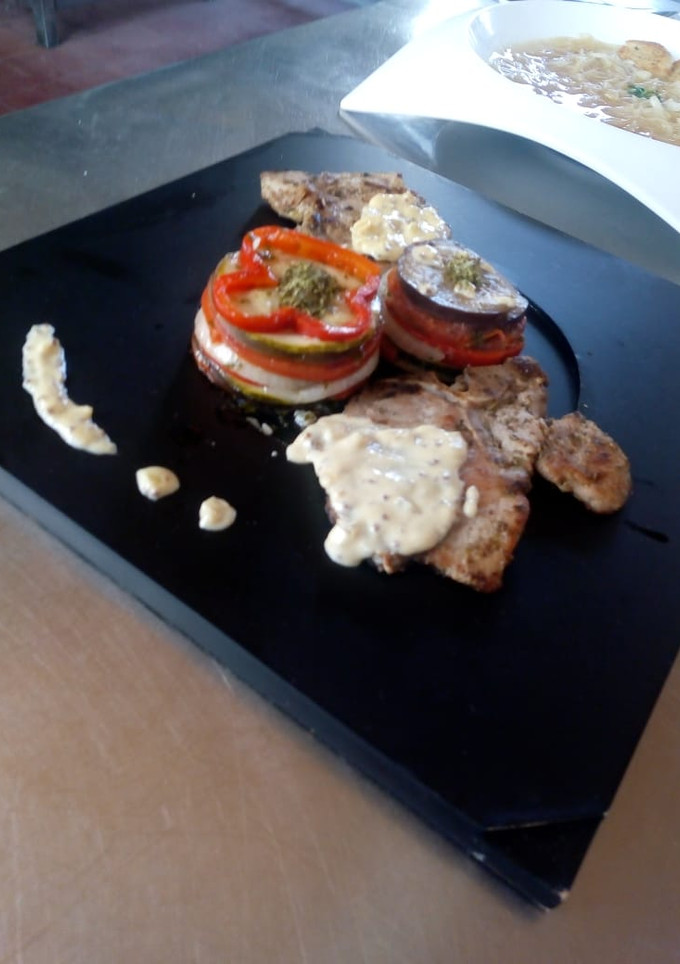 Una foto de Cerdo con salsa de mostaza acompañado con Ratatouille