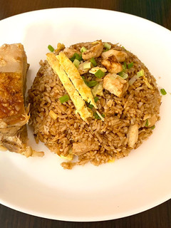 Una foto de Chaufa de pollo y chancho de la caja china