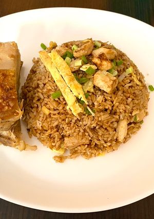 Una foto de Chaufa de pollo y chancho de la caja china